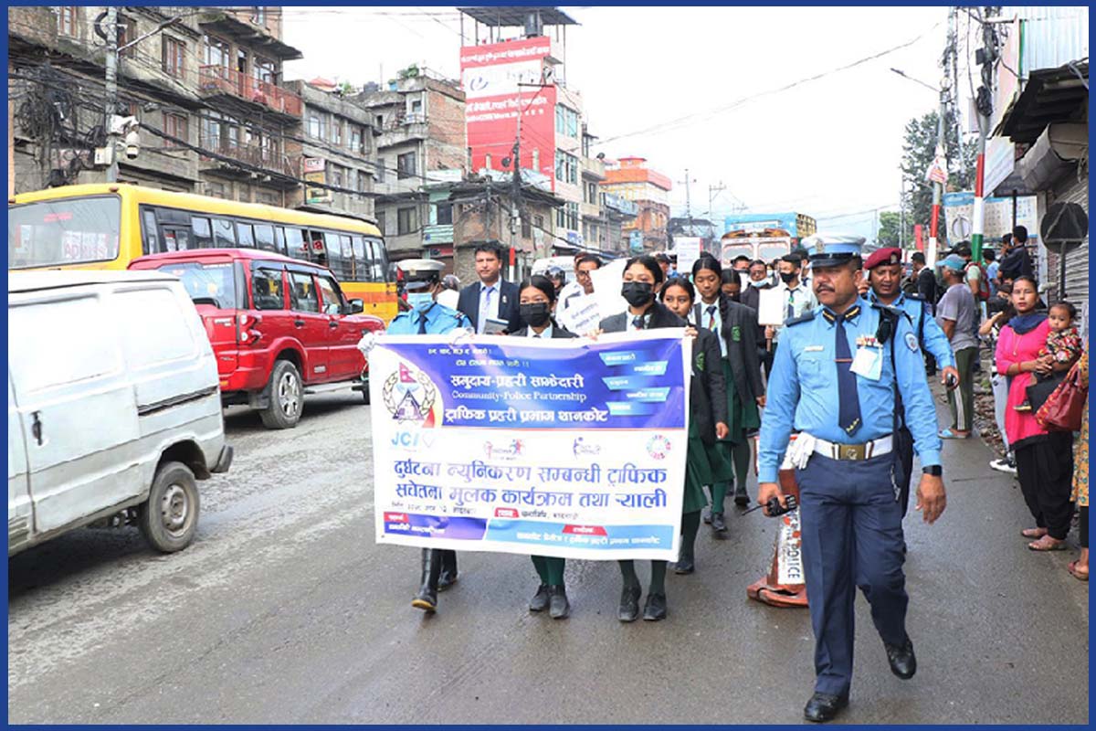 विद्यार्थीलाई सडकमै ट्राफिक सचेतना गराइँदै